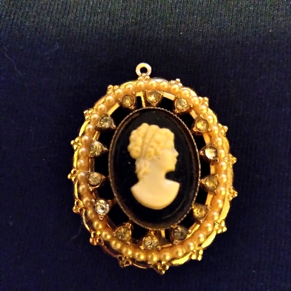 Coro Jewelry - Coro Cameo Pendant